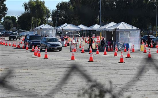 11月17日，在美国加利福尼亚州洛杉矶，人们驾驶车辆来到新冠病毒检测站接受检测（航拍照片）。新华社 图